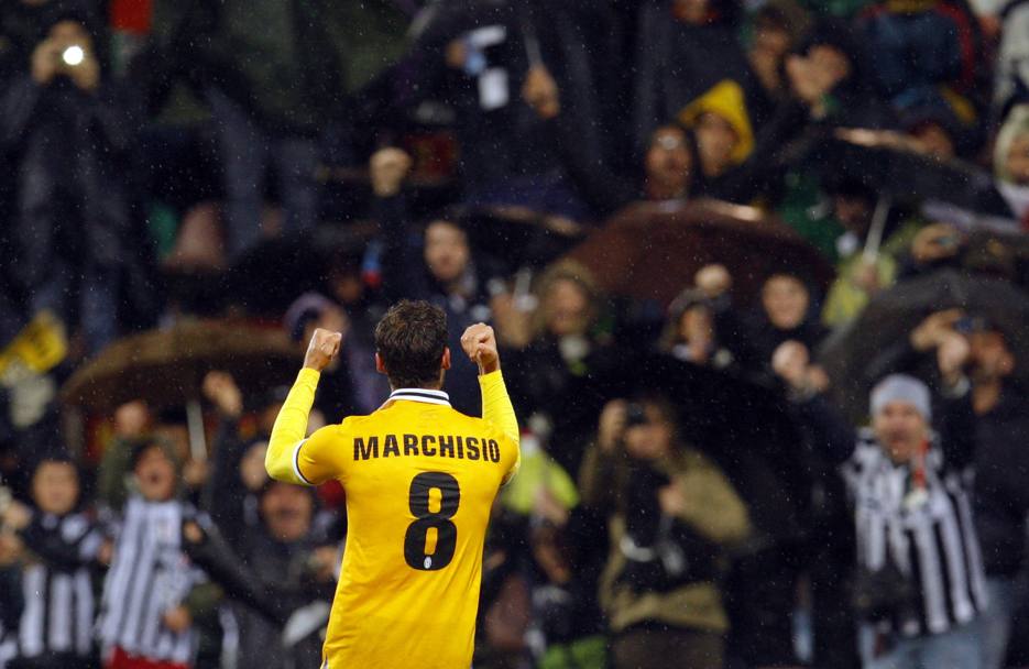 Marchisio guarda verso i tifosi della Juve alzando i pugni al cielo. Reuters